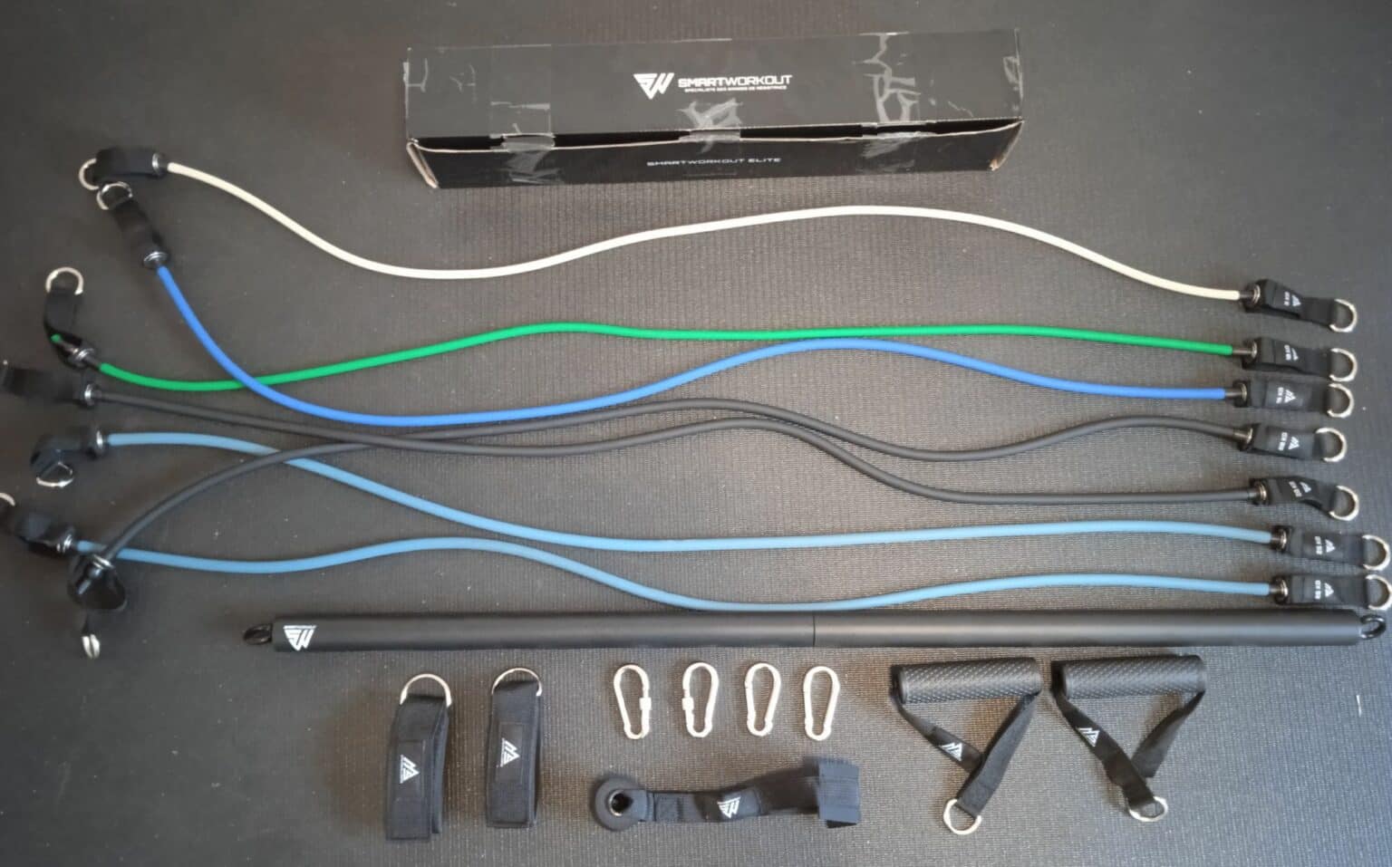 SMARTWORKOUT - Kit d'Élastiques de Musculation - 7 Bandes de Résistance Ajustable - Poignées, Sangles de Cheville, Ancrage de Porte, 150 Exercices, Programmes en Vidéo Inclus, Transportable